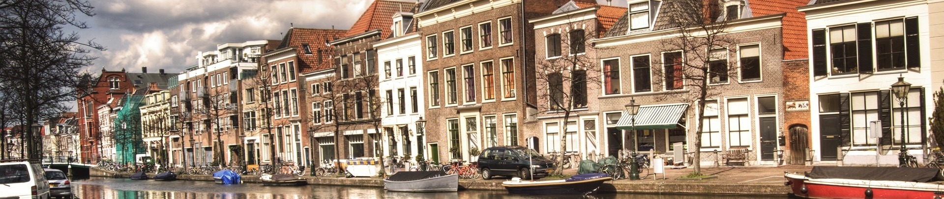 Gracht met mooie oude huizen